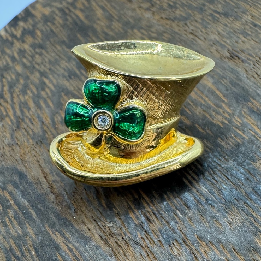 Avon St. Patrick’s Day top hat enamel shamrock pin Irish leprechaun gold tone